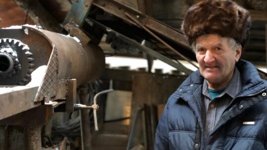 Пенсионер Александр Гостюхин делает кирпич на продажу в гараже